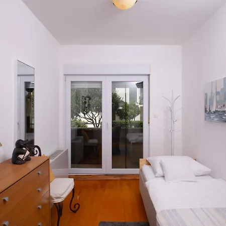 Lisa Apartment *